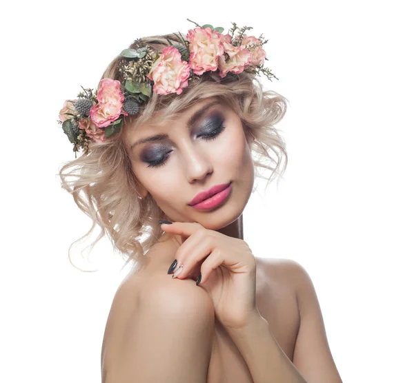 Mulher modelo alegre com maquiagem e cabelo encaracolado loiro isolado — Fotografia de Stock