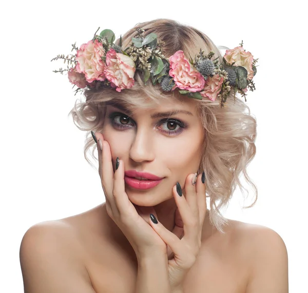 Modelo de mulher loira com maquiagem, cabelo encaracolado curto e flores — Fotografia de Stock