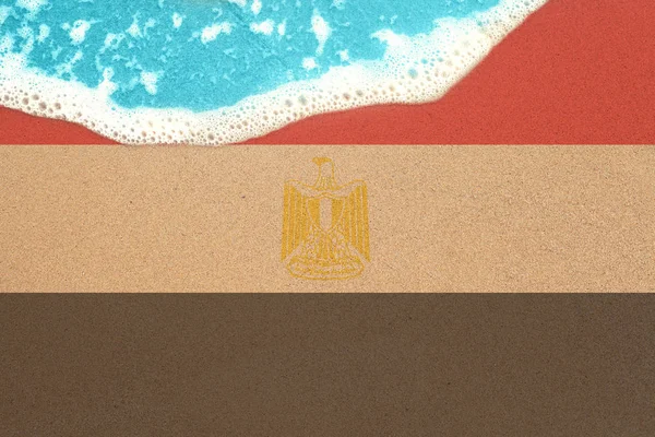 Ola de mar en la soleada playa de arena con bandera de Egipto. Vista desde arriba —  Fotos de Stock