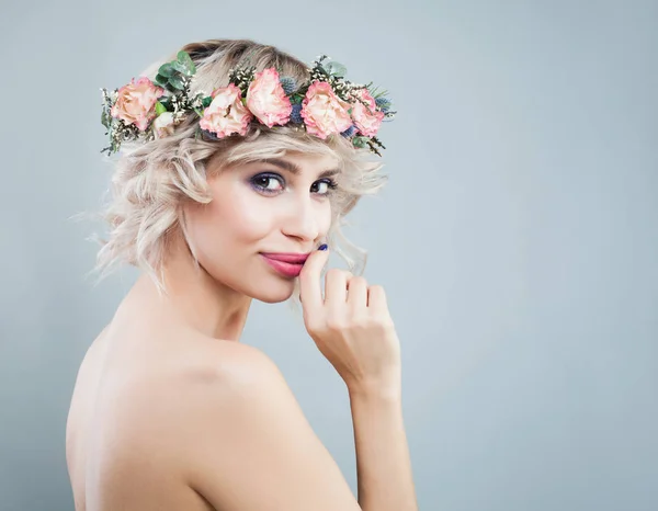 Boldog mosolygó modell nő visel virágot koronát. Göndör haj — Stock Fotó