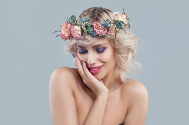 Çiçekler gülümseyen model. Güzel genç kadın 