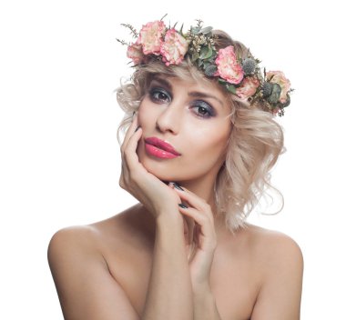 Makyaj ve bahar çiçekler ile çekici model kadın. 