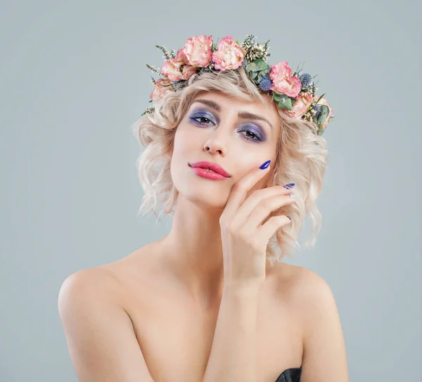 Mulher bonita com cabelo loiro, maquiagem e flores coroa — Fotografia de Stock