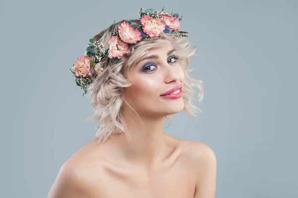 Modelo perfecto en retrato corona flores. Hermosa mujer —  Fotos de Stock