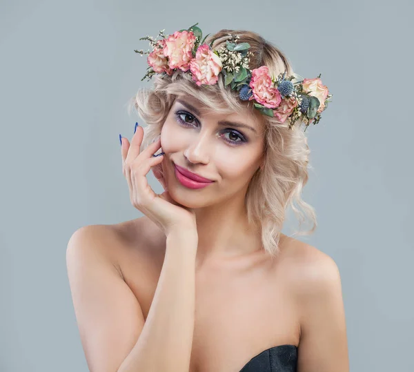 Jarní portrét veselé ženy z květů koruna. — Stock fotografie