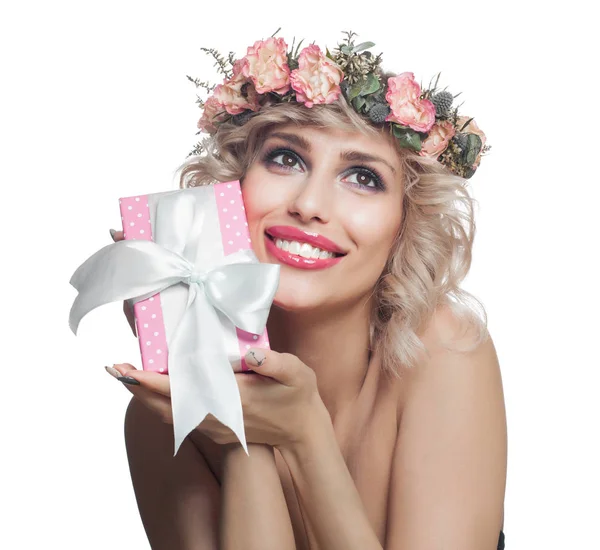 Lycklig kvinna njuter gåva och leende. Vacker kvinna med blont hår — Stockfoto