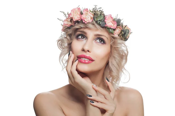 Mujer alegre con maquillaje y flores. Bonita modelo con lookining — Foto de Stock