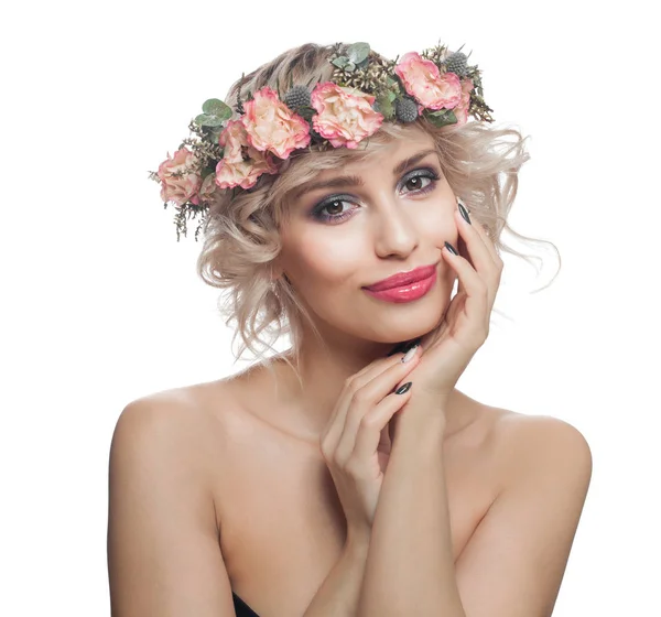 Attraktiv modell med smink och vår blommor. Vacker blondin — Stockfoto