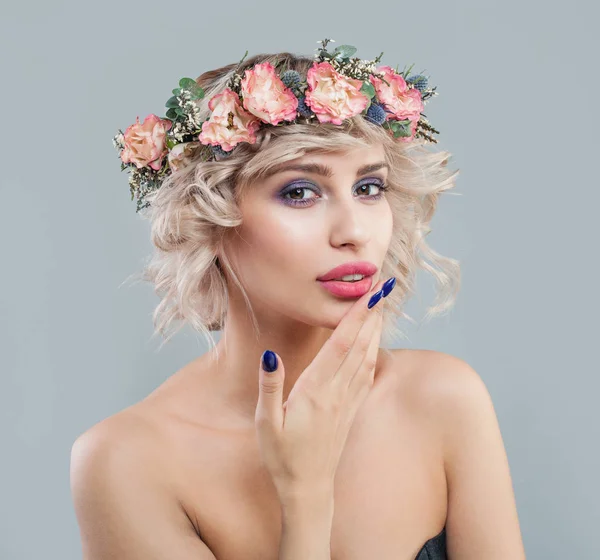 Hübsche Frau mit klarer Haut, Make-up, Blumen und kurzen lockigen Haaren — Stockfoto