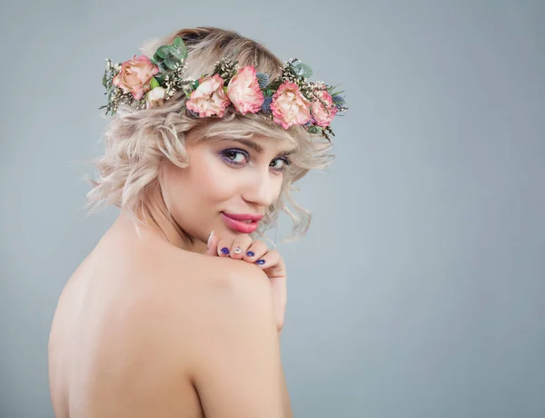 Mujer agradable con piel sana, maquillaje, flores y pelo rizado corto —  Fotos de Stock