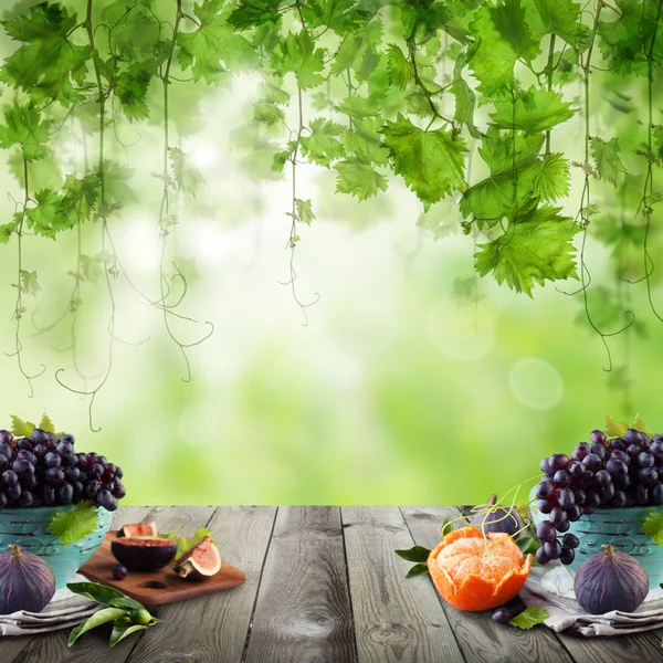 Fruta en mesa de madera oscura en jardín de uvas de luz solar . — Foto de Stock