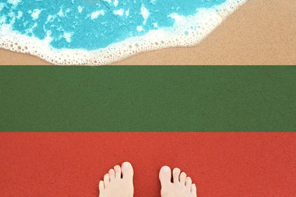 Sea wave on the sunny sandy beach with flag Bulgaria. — Stock Photo, Image