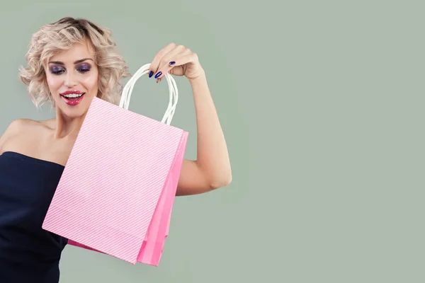 Hermosa mujer sorprendida con bolsas de compras retrato — Foto de Stock