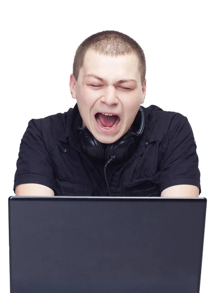 Hombre miedo y mirando en la computadora monitor Imágenes de stock libres de derechos