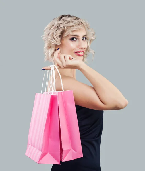 Modelo feliz mujer sosteniendo bolsa de compras rosa — Foto de Stock