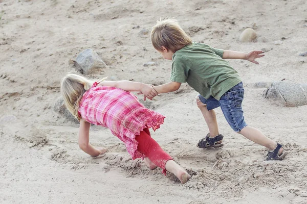 Kinderen helpen elkaar. Help concept buiten — Stockfoto