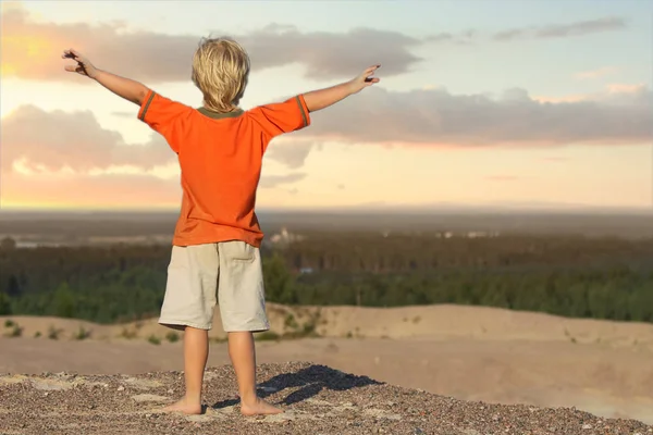 Kid Boy met uitzicht op de zonsopgang op de Sand Mountain — Stockfoto