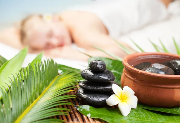 Masaje de spa en resort.Focus tropical en objetos de masaje de spa — Foto de Stock