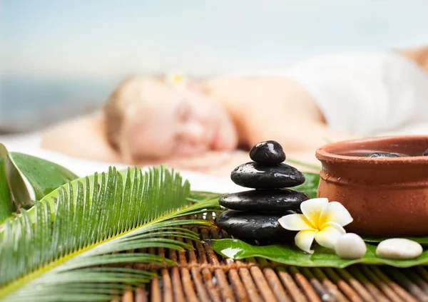 Objetos de masaje Spa en foco. Hermosa joven mujer consiguiendo spa —  Fotos de Stock