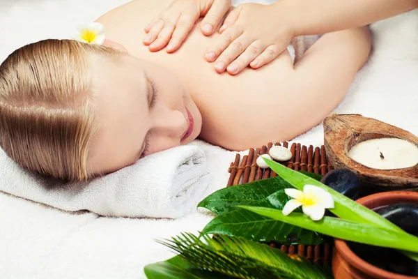 Masaje spa con aromatrepía. Hermosa joven recibiendo masaje de spa. Concepto Spa —  Fotos de Stock