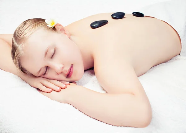 Procedimiento de masaje Spa. Hermosa joven recibiendo masaje de spa —  Fotos de Stock