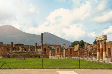 Pompeii harabeleri uzakta vezüv yanardağı'na bakan