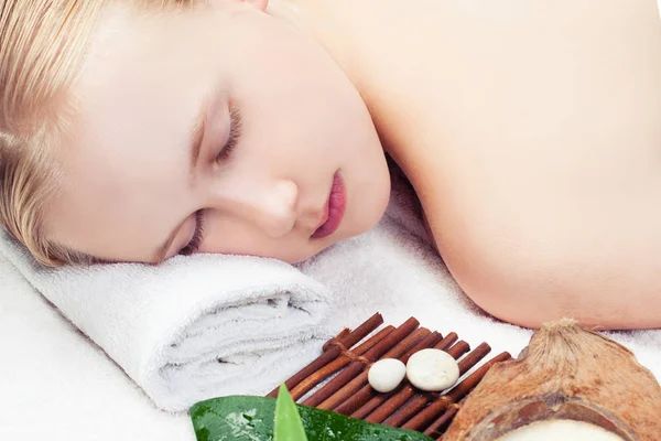 Schöne junge Frau bekommt Wellness-Massage. Wellness Entspannungsmassage — Stockfoto