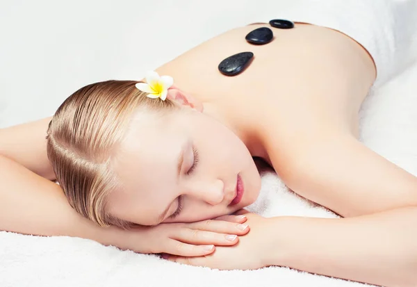 Spa Relax massage i salongen. Vacker ung kvinna få spa massage — Stockfoto