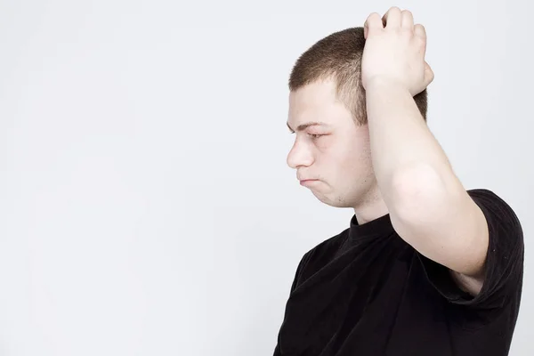 Hombre confundido rascándose la cabeza. Un joven confundido — Foto de Stock