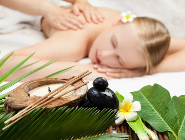 Lázeňská masáž s aromaterapeutické procedurou. Krásná mladá žena — Stock fotografie