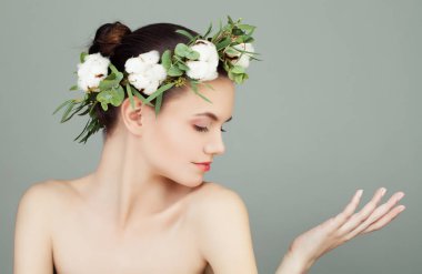 Boş el tutan genç ve güzel bir kadın. Güzel model 