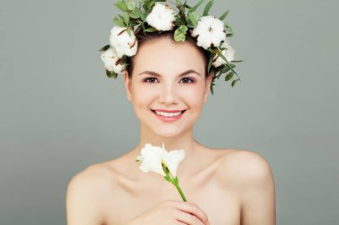 Güzel kadın yüzü. Berrak cilde sahip sağlıklı bir model