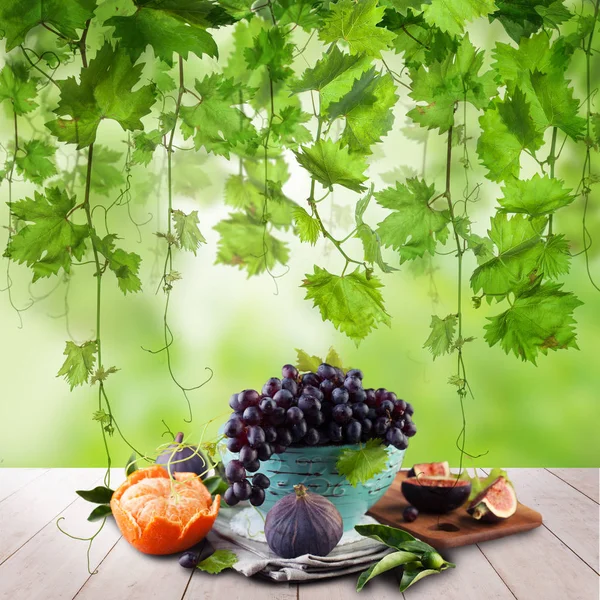 Fruta na mesa de madeira no jardim de uvas verdes. Eco fundo verde — Fotografia de Stock