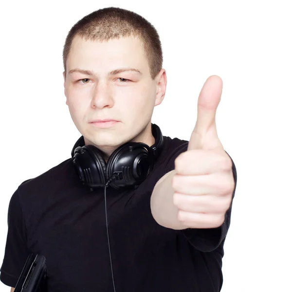 Hombre joven con auriculares negros mostrando Pulgar hacia arriba — Foto de Stock