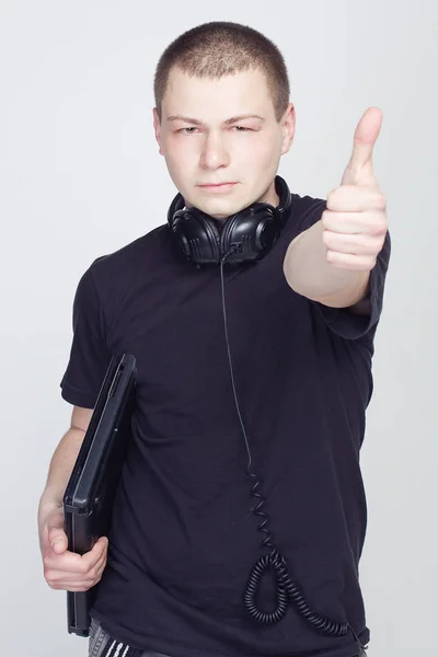 Νεαρός με μαύρο φορητό υπολογιστή που δείχνει Thumb Up — Φωτογραφία Αρχείου