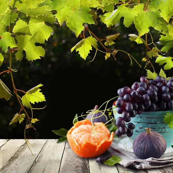 Yeşil üzüm yaprakları, mandalina, incir ile Meyve arka plan — Stok fotoğraf
