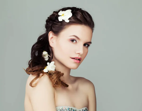 Skönhet porträtt av vacker ung modell kvinna med perfekt hår — Stockfoto