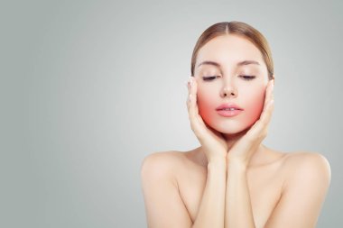 Güzel bir yüz. Güzel kadın ellerini yüzünü tutarak. 