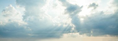 Mavi gökyüzü bulutlar arka plan. Bulutlar ile güzel manzara s