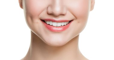 Doğal renkli ruj ile kadın dudakları. Gülümseyen kadın