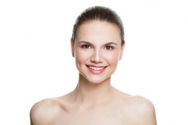 Berrak sağlıklı cilt izole ile Neşeli kadın spa modeli 