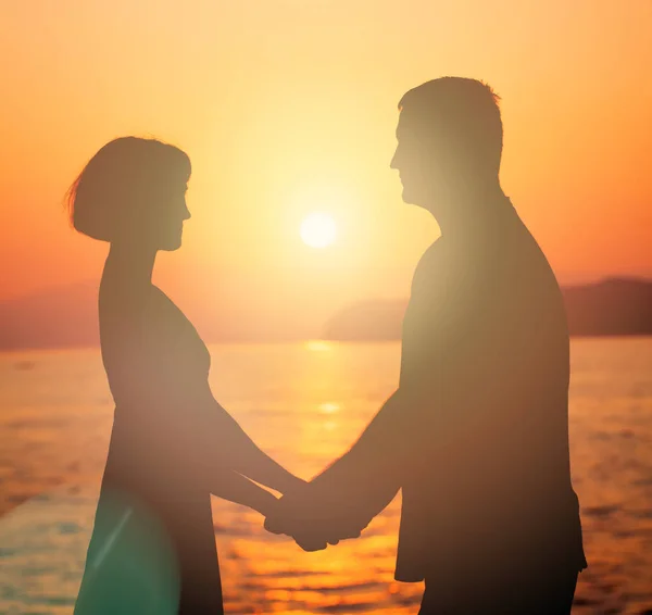 Casal apaixonado. Silhueta de Homem e Mulher durante o Pôr do Sol — Fotografia de Stock