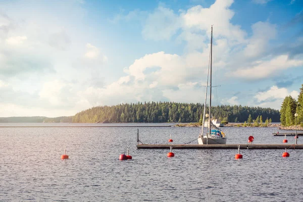 Yacht near the mini pier on Lake in Finland. On a summer evening — Stok fotoğraf