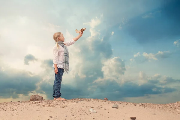 小女孩玩玩具飞机对蓝天 — 图库照片