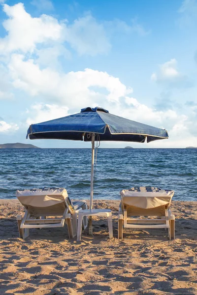 Sonnenschirm am Sandstrand Meer mit blauem Himmel — Stockfoto