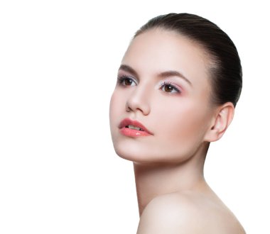 Berrak ciltli mükemmel genç kadın spa modelinin portresi 