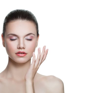 Güzel kadın beyaz üzerine izole edilmiş. Berrak cilde sahip sağlıklı model