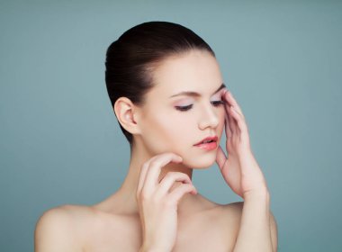 Açık tenli, genç ve güzel bir kadın.