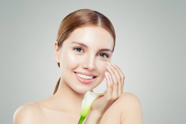 Berrak sağlıklı cilt ve beyaz çiçekler ile Pretty gülümseyen kadın