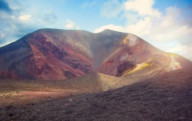 Dağ krateri aktif yanardağ. Zirvede ki renkli taşlar